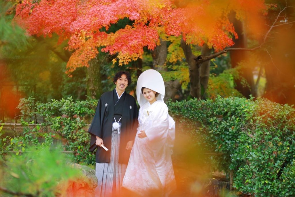 写真を残すならやっぱり！【和装】<br />
スタジオでは撮れない、四季折々の日本庭園が奏でる表情はお二人の和装を引き立てます♪<br />
白無垢でしっかりと撮るもよし！色打掛で華やかに撮影するもよし！撮影を楽しみましょう♡